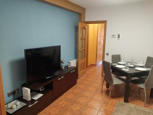 Televisyen dan/atau pusat hiburan di PISO EXTERIOR COMPLETO A 20 ' DE BARCELONA.