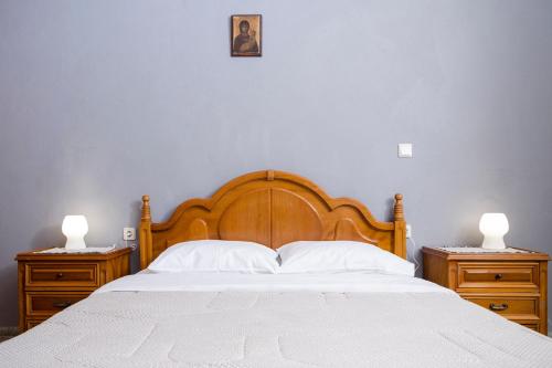 ein Schlafzimmer mit einem großen Bett mit zwei Nachttischen in der Unterkunft Eris House in Kissamos
