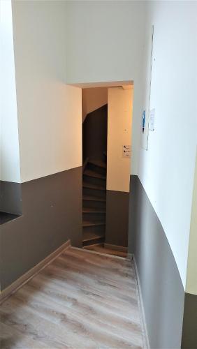 um quarto vazio com escadas e um corredor em Chez Esmara Et Philippe Fourche em Bruxelas