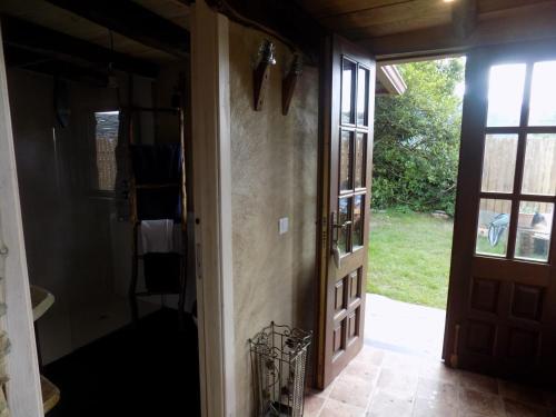 a hallway with a door leading to a yard at Cabaña Bioxana in Molejón