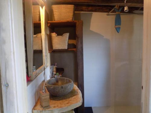 a bathroom with a sink and a mirror at Cabaña Bioxana in Molejón