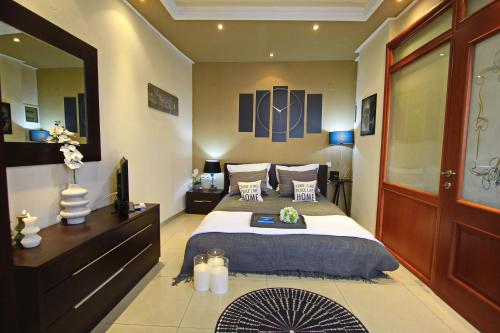 Un pat sau paturi într-o cameră la kavala squareview