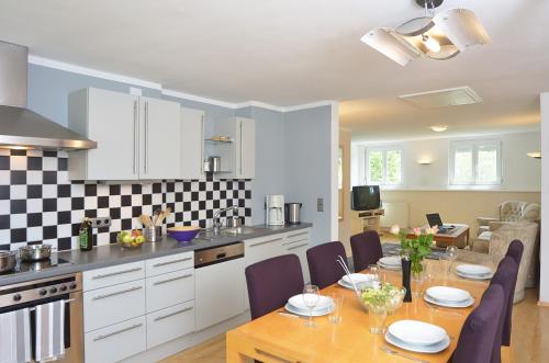 a kitchen and dining room with a table and chairs at Villa Müller Turmfalke in Ossiach