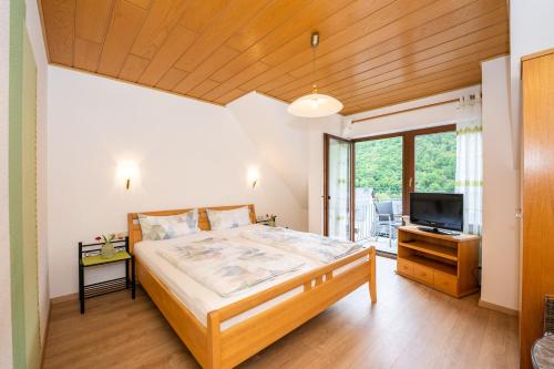 Säng eller sängar i ett rum på Ferien Weingut Pauly