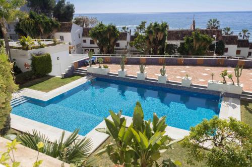Bazén v ubytovaní Apartamento Puerta de Marbella alebo v jeho blízkosti