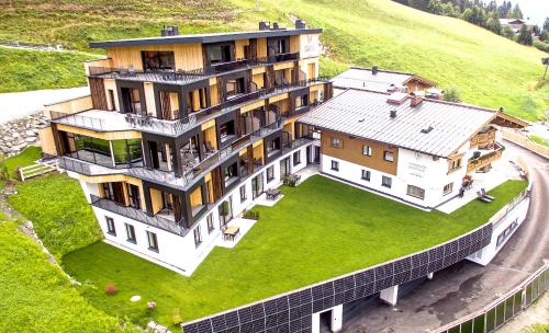 Et luftfoto af Apartments Landhaus Saalbach