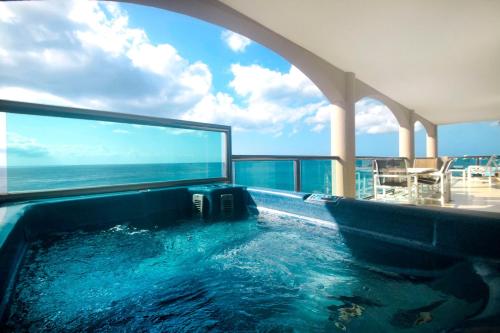 Luxurious and Spacious 6th floor Oceanfront Sleeps 8 Cantil 6CN