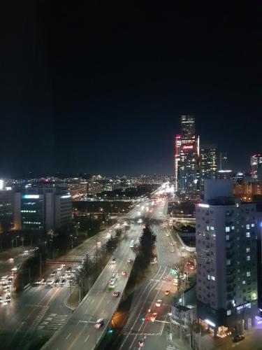 uma vista de uma cidade à noite com tráfego em Toyoko Inn Seoul Yeongdeungpo em Seul