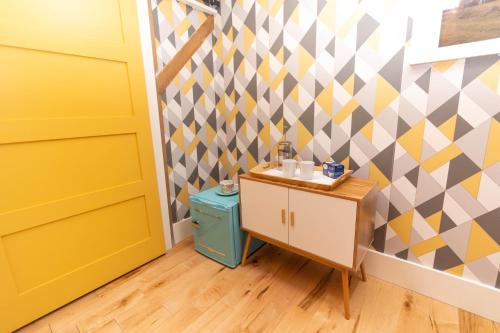The Yellow Room @ Salisbury Barn – Photos 2