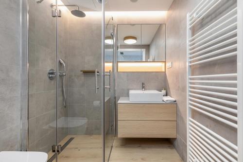 een badkamer met een douche en een wastafel bij Premium Apartament PINEA Pobierowo in Pobierowo