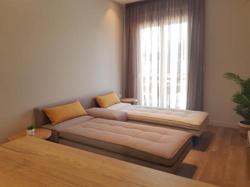 uma sala de estar com um sofá e uma janela em Elegant House With Acropolis View em Atenas