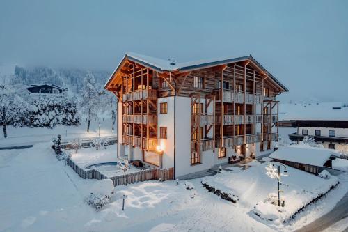 弗拉绍RESL Resort的雪地中的一座建筑,有雪覆盖的地面