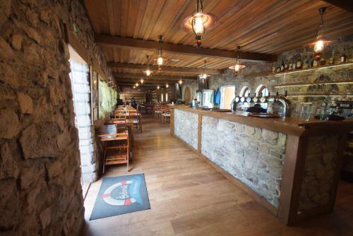 un bar en un restaurante con una pared de piedra en Šeberák - ubytování v chatičkách a v luxusních stanech, en Praga