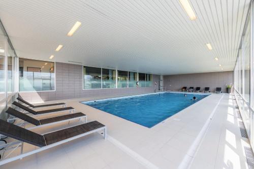Swimming pool sa o malapit sa Grand Hôtel des Rasses & Wellness