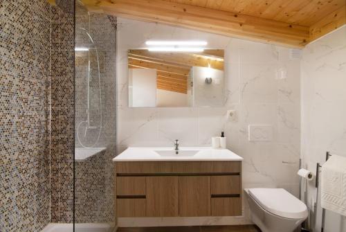 a bathroom with a sink and a shower and a toilet at Villa Rodrigues Apartment ii in Boliqueime