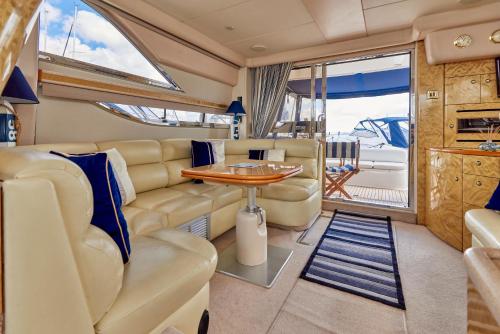 リミントンにあるMad Moment-Two Bedroom Luxury Motor Boat In Lymingtonの船内のリビングルームの景色