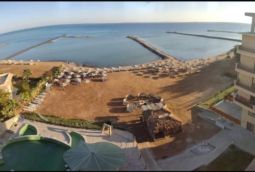Beautiful apartment with sea and pool view