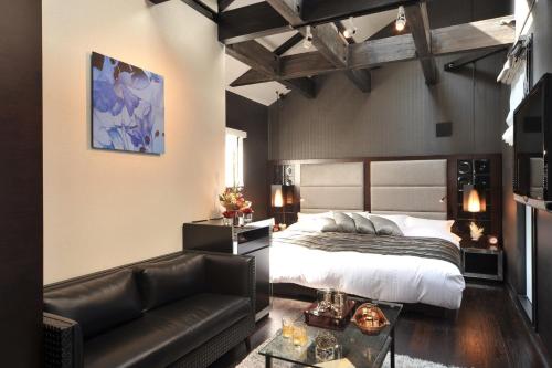 1 dormitorio con 1 cama y 1 sofá en Maebashi - House - Vacation STAY 64426v, en Maebashi