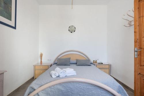 a bedroom with a bed with towels on it at Ca Na Velutina - Can Picafort in Can Picafort