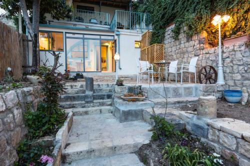 a home with a patio with a table and chairs at פינה שקטה בראש פינה העתיקה Quite Corner in old Rosh-Pina in Rosh Pinna