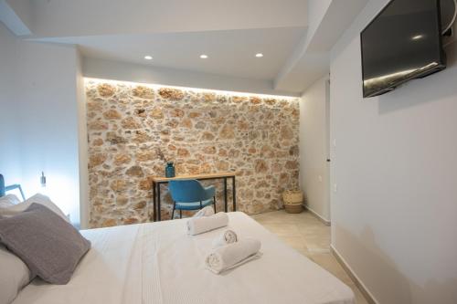 1 dormitorio con 1 cama con toallas en M&E house en Ágios Nikólaos