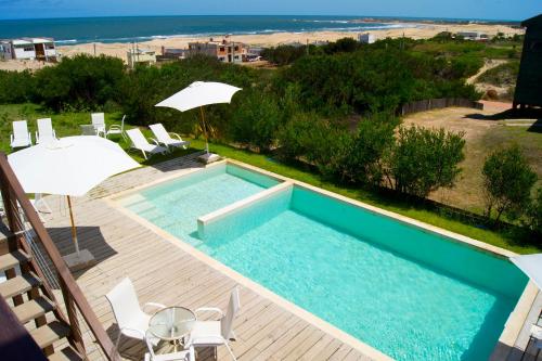a swimming pool with a view of the ocean at Terrazas de la Viuda in Punta Del Diablo