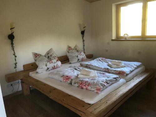 two beds with pillows on them in a bedroom at Ferienwohnung NaturZeit in Sankt Englmar