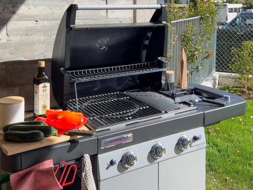 Gril dostupný pro hosty v apartmánu