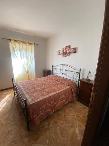 - une chambre avec un lit et une fenêtre dans l'établissement Albergo Bar Ristorante Vecchio Mulino, à Bobbio