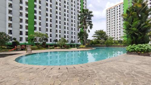 Πισίνα στο ή κοντά στο RedLiving Apartemen Green Lake View Ciputat - Juragan Rooms Tower B with Fast Wifi