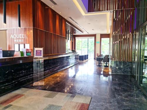 um lobby de um hotel com um balcão de recepção em Aqueen Hotel Paya Lebar em Singapura