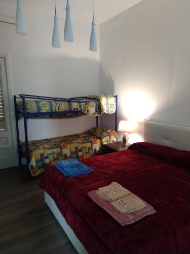 um quarto com uma cama com duas toalhas em Salentino em Lequile