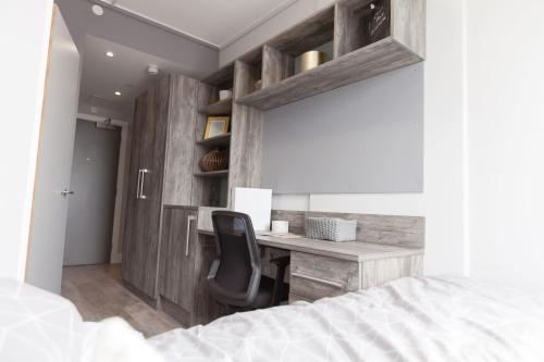1 dormitorio con escritorio, silla y cama en For Students Only Stylish Studio Apartments at Crown Place in Portsmouth, en Portsmouth