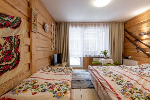 a hotel room with two beds and a television at Topaz in Karpacz