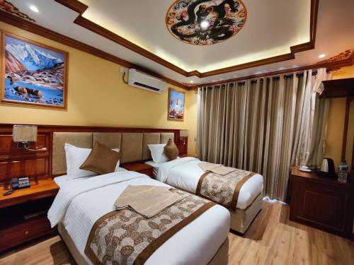 加德滿都的住宿－Sherpa Home Hotel，酒店客房设有两张床和窗户。