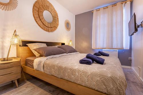 - une chambre avec un lit, une lampe et un miroir dans l'établissement Appartement équipé proche de Disneyland, à Serris