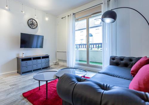 un salon avec un canapé et une table dans l'établissement Appartement équipé proche de Disneyland, à Serris