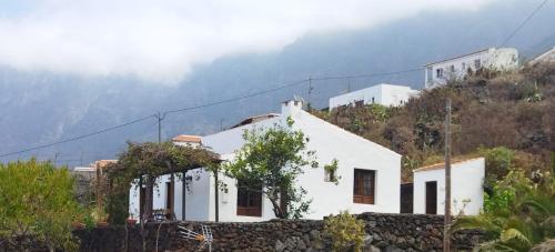 a white house on the side of a mountain at La Casita de Malnombre in Frontera