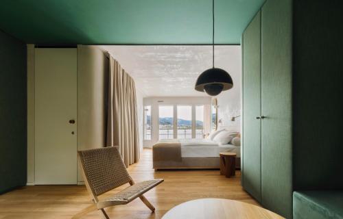 Postel nebo postele na pokoji v ubytování HERMITAGE Lake Lucerne - Beach Club & Lifestyle Hotel