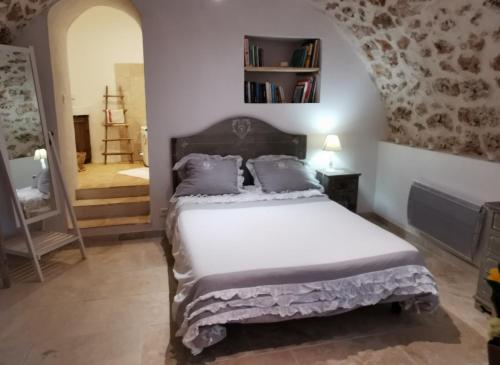 Ένα ή περισσότερα κρεβάτια σε δωμάτιο στο La Bastide du Capelier - Gîte pour 4 personnes avec baignoire balnéothérapie