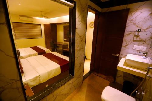 Кровать или кровати в номере Hotel Hindustan Residency Thane
