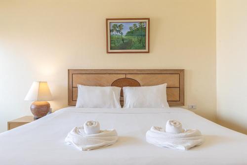 Кровать или кровати в номере Nonthaburi Palace Hotel