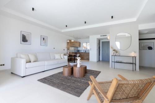 a living room with a white couch and a table at Résidence Omigna in Cargèse