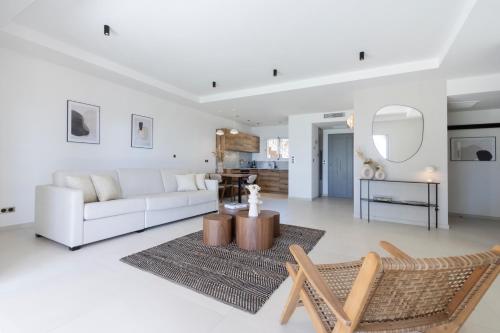 - un salon avec un canapé blanc et une table dans l'établissement Résidence Omigna, à Cargèse