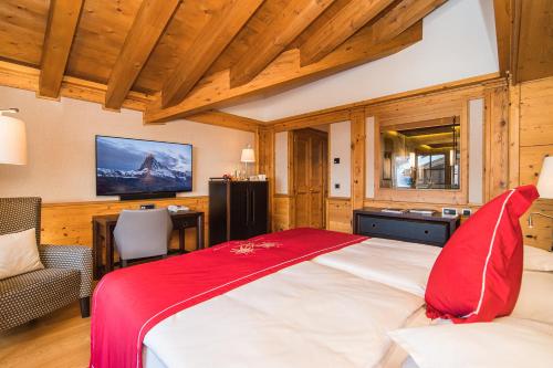 Кровать или кровати в номере Riffelalp Resort 2222m