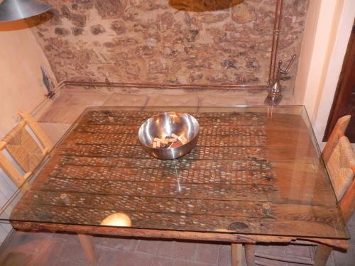 a bowl on top of a wooden table at BAIX EMPORDÀ. Increíble casa en pueblo medieval in Cruïlles