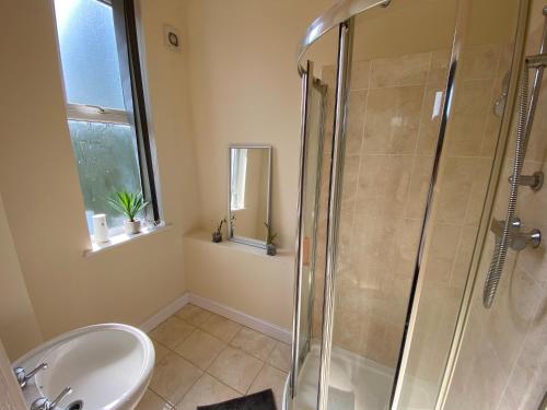 a bathroom with a shower and a sink at Cosy studio apartment - recently renovated! in Mansfield