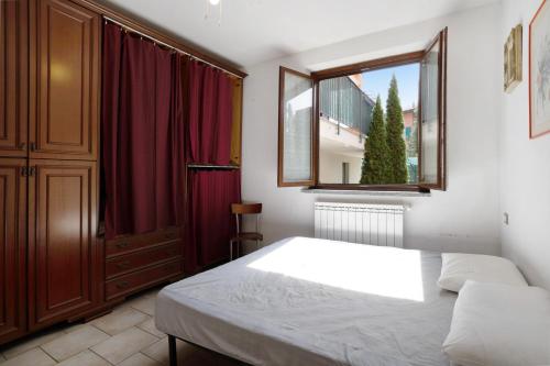  Monvalle にあるAppartamento Giuliaのベッドルーム(ベッド1台、窓付)