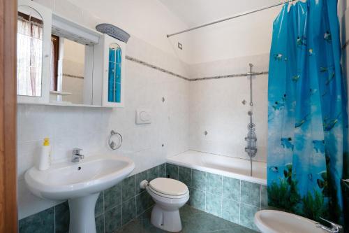 e bagno con lavandino, servizi igienici e vasca. di Appartamento Matilde a  Monvalle 