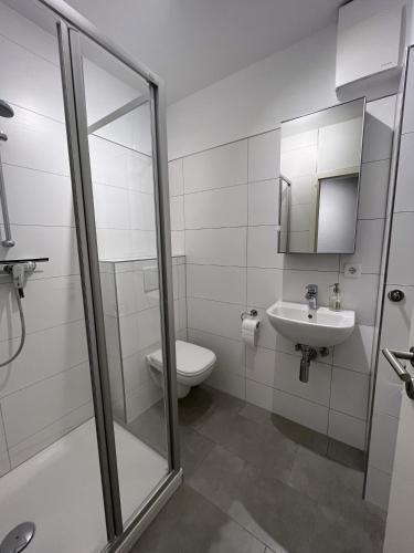 a bathroom with a toilet and a sink at Appartementhaus Nige Ooge Ferienwohnung Nr. 1 in Cuxhaven